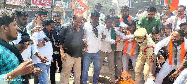 బిజెపి ఆధ్వర్యంలో ప్రభుత్వ దిష్టిబొమ్మ దగ్ధం బిజెపి ఆధ్వర్యంలో ప్రభుత్వ దిష్టిబొమ్మ దగ్ధం