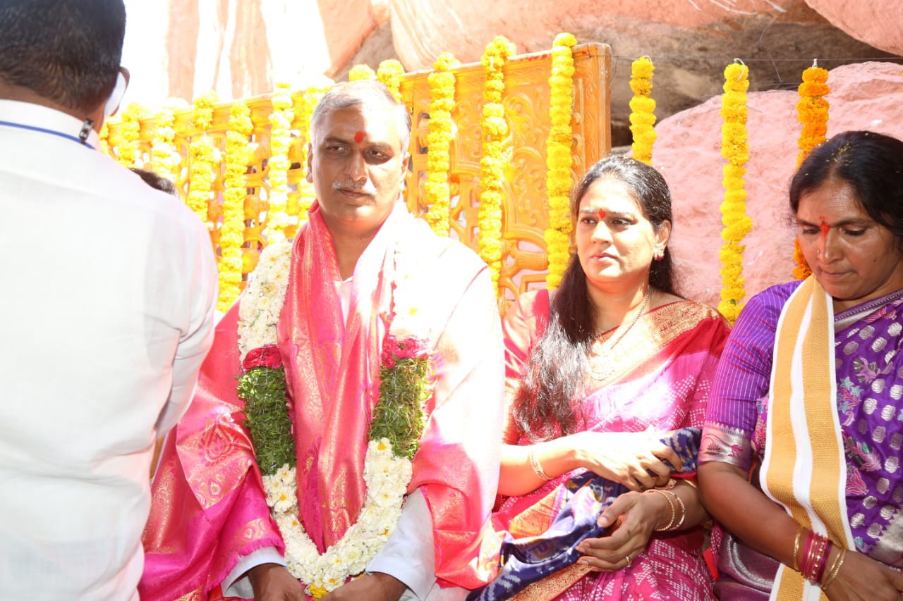 ఏడుపాయల దుర్గామాతకు పట్టు వస్త్రాలు సమర్పించిన హరీష్ రావు ఏడుపాయల దుర్గామాతకు పట్టు వస్త్రాలు సమర్పించిన హరీష్ రావు