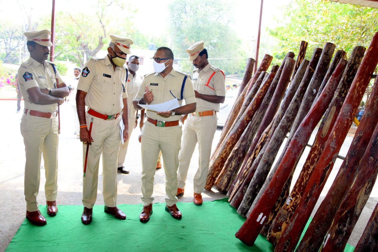 నలుగురు ఎర్ర చందనం స్మగ్లర్లు అరెస్టు