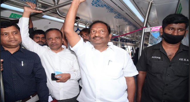 మెట్రోరైలులో ప్రయాణించిన మంత్రి కొప్పులఈశ్వర్ మెట్రోరైలులో ప్రయాణించిన మంత్రి కొప్పులఈశ్వర్