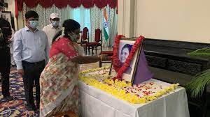 కుముద్ బెన్ జోషికి నివాళులర్పించిన గవర్నర్ తమిళిసై కుముద్ బెన్ జోషికి నివాళులర్పించిన గవర్నర్ తమిళిసై