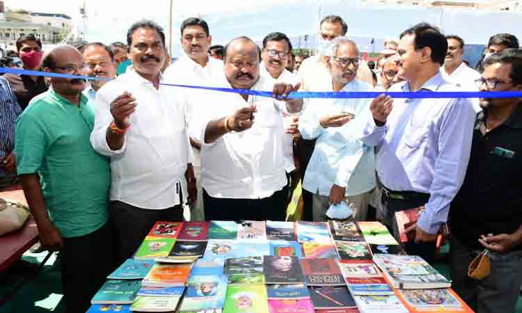 పుస్తక ప్రదర్శనను ప్రారంభించిన మంత్రి గంగుల పుస్తక ప్రదర్శనను ప్రారంభించిన మంత్రి గంగుల