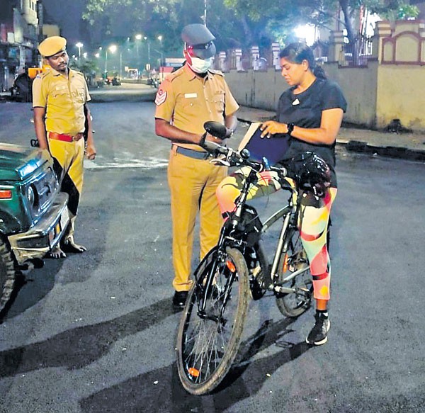 రాత్రి వేళ సైకిల్పై ఐపీఎస్ అధికారిణి గస్తీ తమిళనాడు సీఎం అభినందన రాత్రి వేళ సైకిల్పై ఐపీఎస్ అధికారిణి గస్తీ తమిళనాడు సీఎం అభినందన