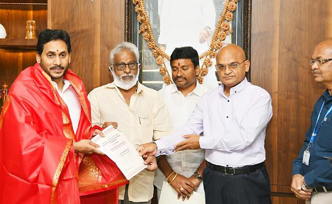 సీఎం జగన్ ను కలిసిన టీటీడీ అధికారులు సీఎం జగన్ ను కలిసిన టీటీడీ అధికారులు