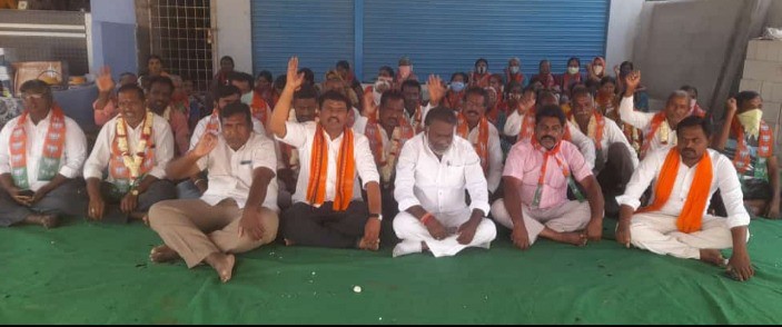 మధ్యమనేర్ పెండింగ్ సమస్యలు పరిష్కరించాలని నాలుగో రోజు కొనసాగుతున్న రిలే నిరాహారదీక్ష మధ్యమనేర్ పెండింగ్ సమస్యలు పరిష్కరించాలని నాలుగో రోజు కొనసాగుతున్న రిలే నిరాహారదీక్ష