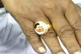 మంత్రిగారి ఉంగరంపై వైఎస్ ఫోటోలు మంత్రిగారి ఉంగరంపై వైఎస్ ఫోటోలు