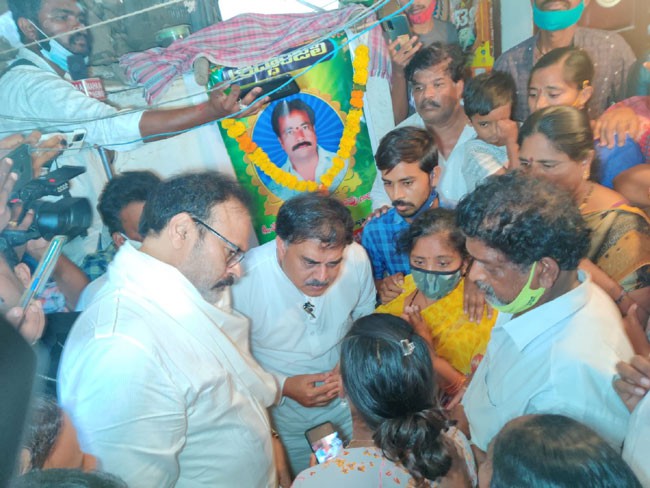 కల్తీ సారా బాధితులకు పరామర్శించిన టీడీపీ నేతలు కల్తీ సారా బాధితులకు పరామర్శించిన టీడీపీ నేతలు