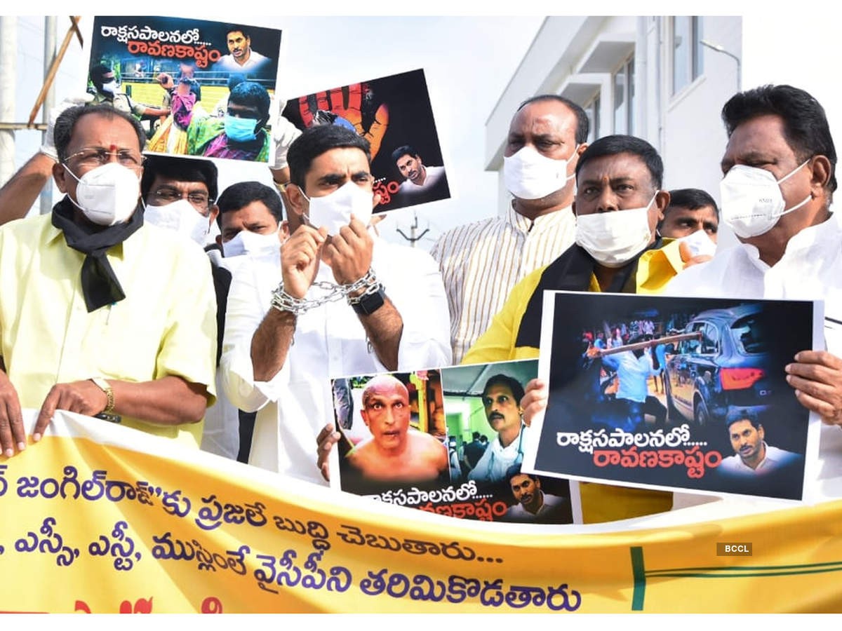 కొనసాగుతున్న టీడీపీ శాసనసభాపక్ష నిరసన కొనసాగుతున్న టీడీపీ శాసనసభాపక్ష నిరసన