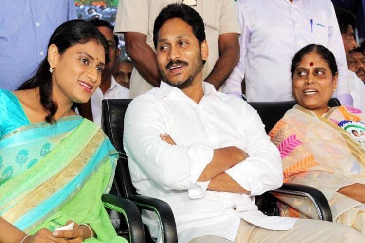 వై ఎస్ ఫ్యామిలీ... మూడు పార్టీలా..? వై ఎస్ ఫ్యామిలీ... మూడు పార్టీలా..?