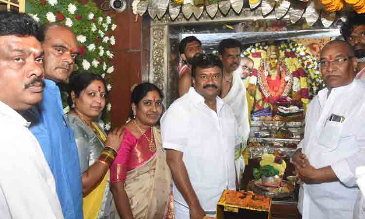 ఏడుపాయల వనదుర్గ మాతను దర్శించుకున్న మంత్రి తలసాని ఏడుపాయల వనదుర్గ మాతను దర్శించుకున్న మంత్రి తలసాని