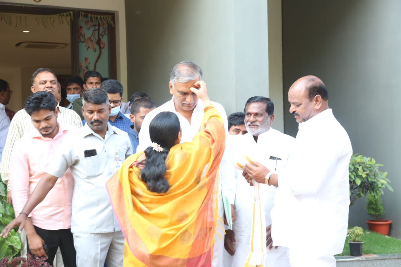 వెంకటేశ్వరస్వామి ఆలయంలో మంత్రి హరీష్ రావు పూజలు వెంకటేశ్వరస్వామి ఆలయంలో మంత్రి హరీష్ రావు పూజలు