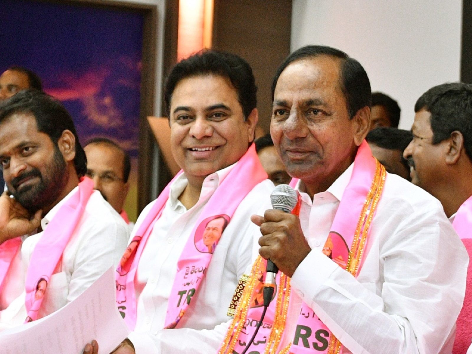 కేటీఆర్ కు పూర్తి స్ధాయి బాధ్యతలు..? కేటీఆర్ కు పూర్తి స్ధాయి బాధ్యతలు..?