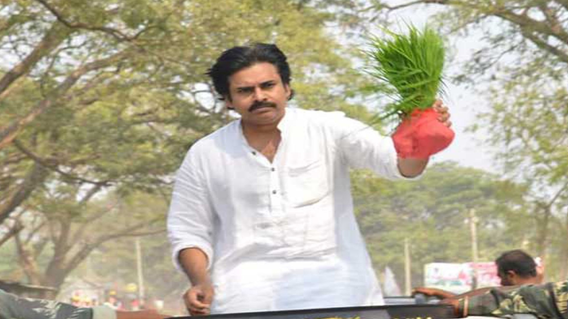 రాటు తేలుతున్న పవన్ రాటు తేలుతున్న పవన్