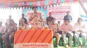 ఆదివాసి కుటుంబాలకు పోలీసుల అండ ఆదివాసి కుటుంబాలకు పోలీసుల అండ
