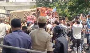 అసెంబ్లీని ముట్టడించిన బీఆర్ఎస్వీ శ్రేణులు అసెంబ్లీని ముట్టడించిన బీఆర్ఎస్వీ శ్రేణులు