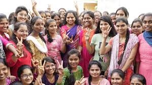 మహిళలకు 33 శాతం రిజర్వేషన్లు ఇచ్చిన తొలి సీఎం కేసీఆర్ మహిళలకు 33 శాతం రిజర్వేషన్లు ఇచ్చిన తొలి సీఎం కేసీఆర్