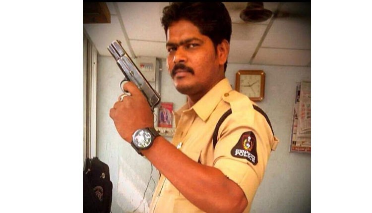 బ్లేడుతో గొంతు, చేతి మణికట్టు కోసుకుని కానిస్టేబుల్ ఆత్మహత్య బ్లేడుతో గొంతు, చేతి మణికట్టు కోసుకుని కానిస్టేబుల్ ఆత్మహత్య