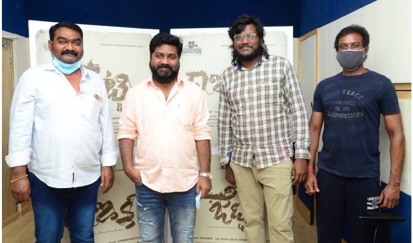 జెట్టి సినిమాలోని దూరం కరిగినా.. మౌనం కరుగునా.. పాటను విడుదల చేసిన క్రేజీ డైరెక్టర్ వేణు ఉడుగుల.. జెట్టి సినిమాలోని దూరం కరిగినా.. మౌనం కరుగునా.. పాటను విడుదల చేసిన క్రేజీ డైరెక్టర్ వేణు ఉడుగుల..