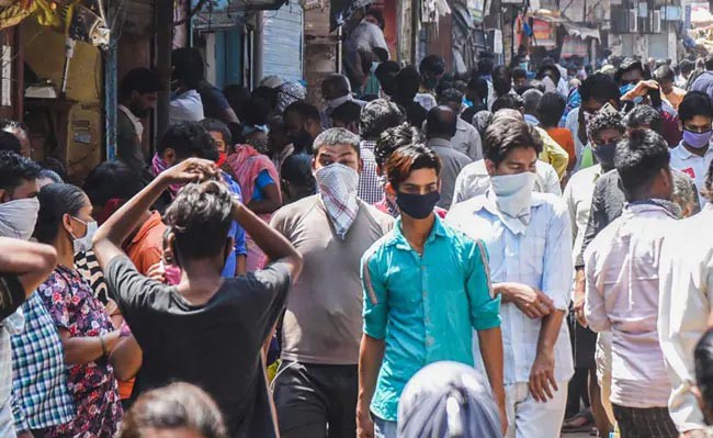 జనాల్లో తిరిగేస్తున్న పాజిటివ్ వ్యక్తులు జనాల్లో తిరిగేస్తున్న పాజిటివ్ వ్యక్తులు
