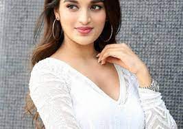 ప్రేమను పంచుతానంటున్న నిధి అగర్వాల్ ప్రేమను పంచుతానంటున్న నిధి అగర్వాల్