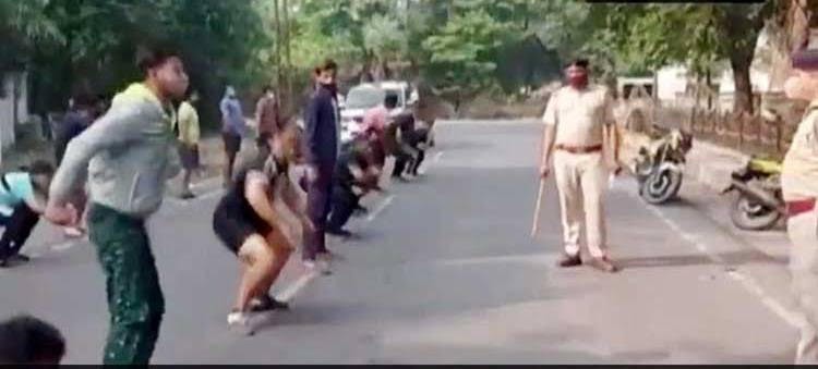లాక్డౌన్ నిబంధనలు ఉల్లంఘన.. బింగీలు తీయించిన పోలీసులు.. లాక్డౌన్ నిబంధనలు ఉల్లంఘన.. బింగీలు తీయించిన పోలీసులు..