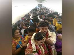 విమానంలో పెళ్లి.. సిబ్బందిపై సస్పెన్షన్ విమానంలో పెళ్లి.. సిబ్బందిపై సస్పెన్షన్