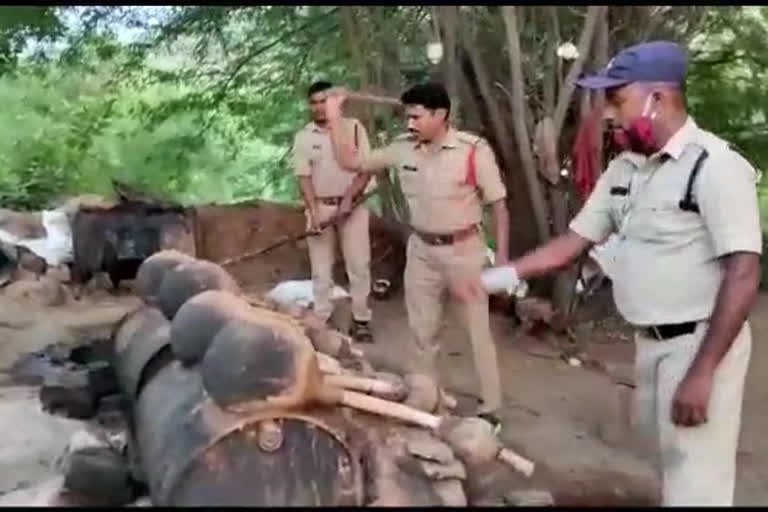నాటుసారా స్థావరం పై పోలీసులు దాడి నాటుసారా స్థావరం పై పోలీసులు దాడి