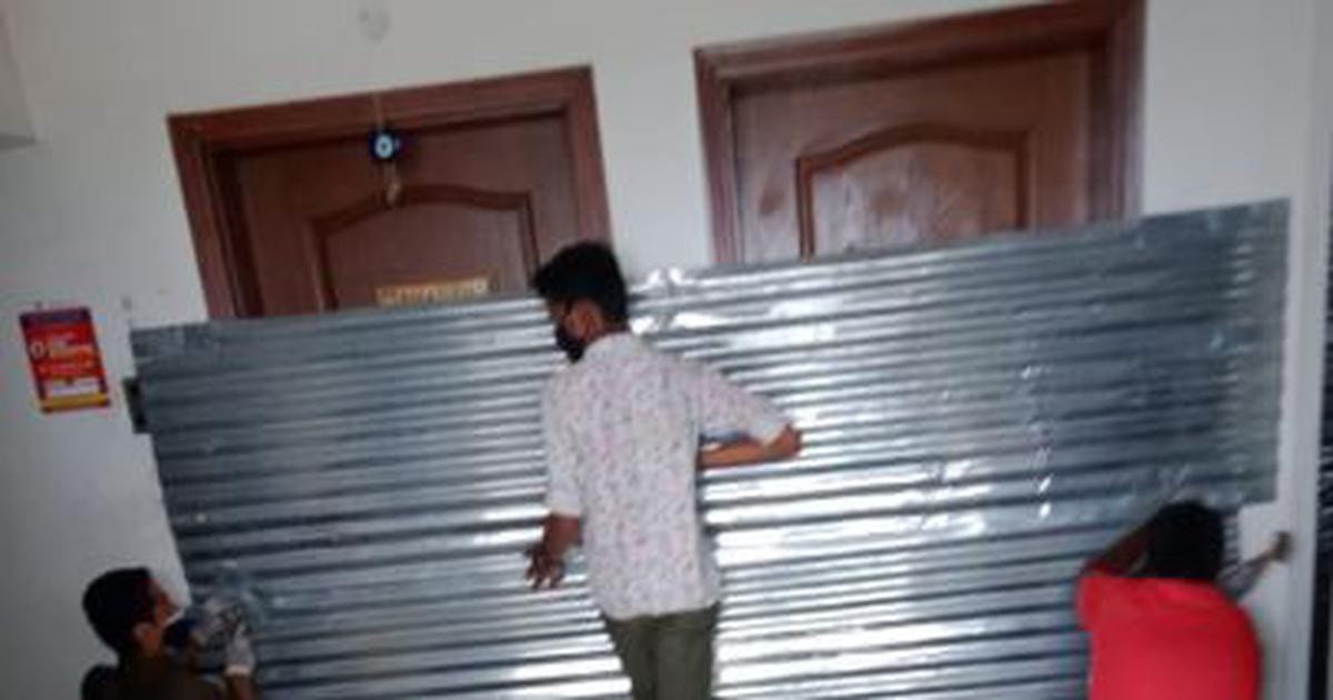 కరోనా ఇళ్లకు సీళ్లు కరోనా ఇళ్లకు సీళ్లు