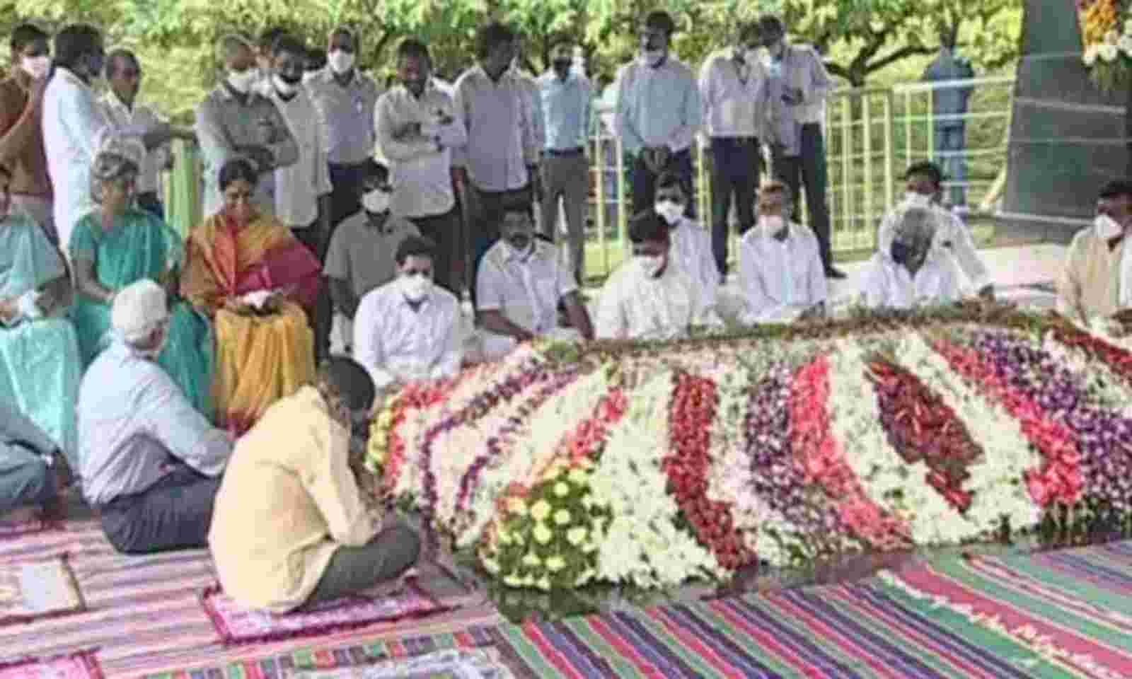 రాజశేఖర్ రెడ్డి ఘాట్ వద్ద ఆంధ్రప్రదేశ్ స్వర్ణకార సంఘం ఘన నివాళి రాజశేఖర్ రెడ్డి ఘాట్ వద్ద ఆంధ్రప్రదేశ్ స్వర్ణకార సంఘం ఘన నివాళి