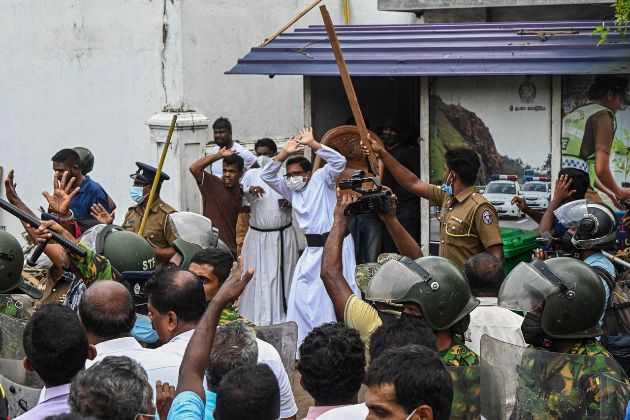 శ్రీలంకలో తీవ్రమవుతున్న ఆందోళనలు