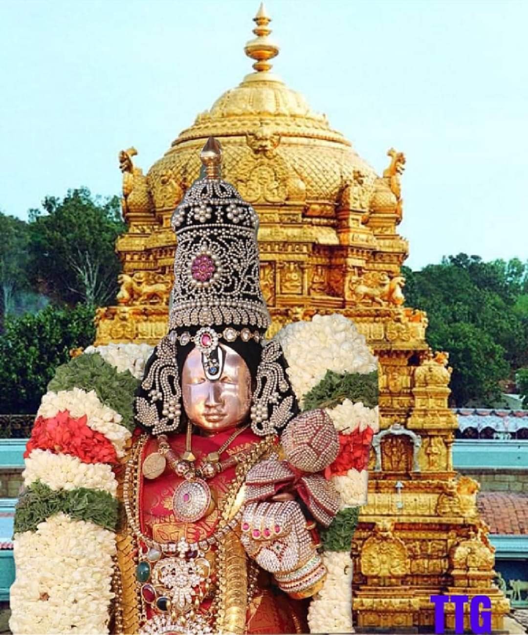 భోగశ్రీనివాసుడికి సహస్రకలశాభిషేకం భోగశ్రీనివాసుడికి సహస్రకలశాభిషేకం