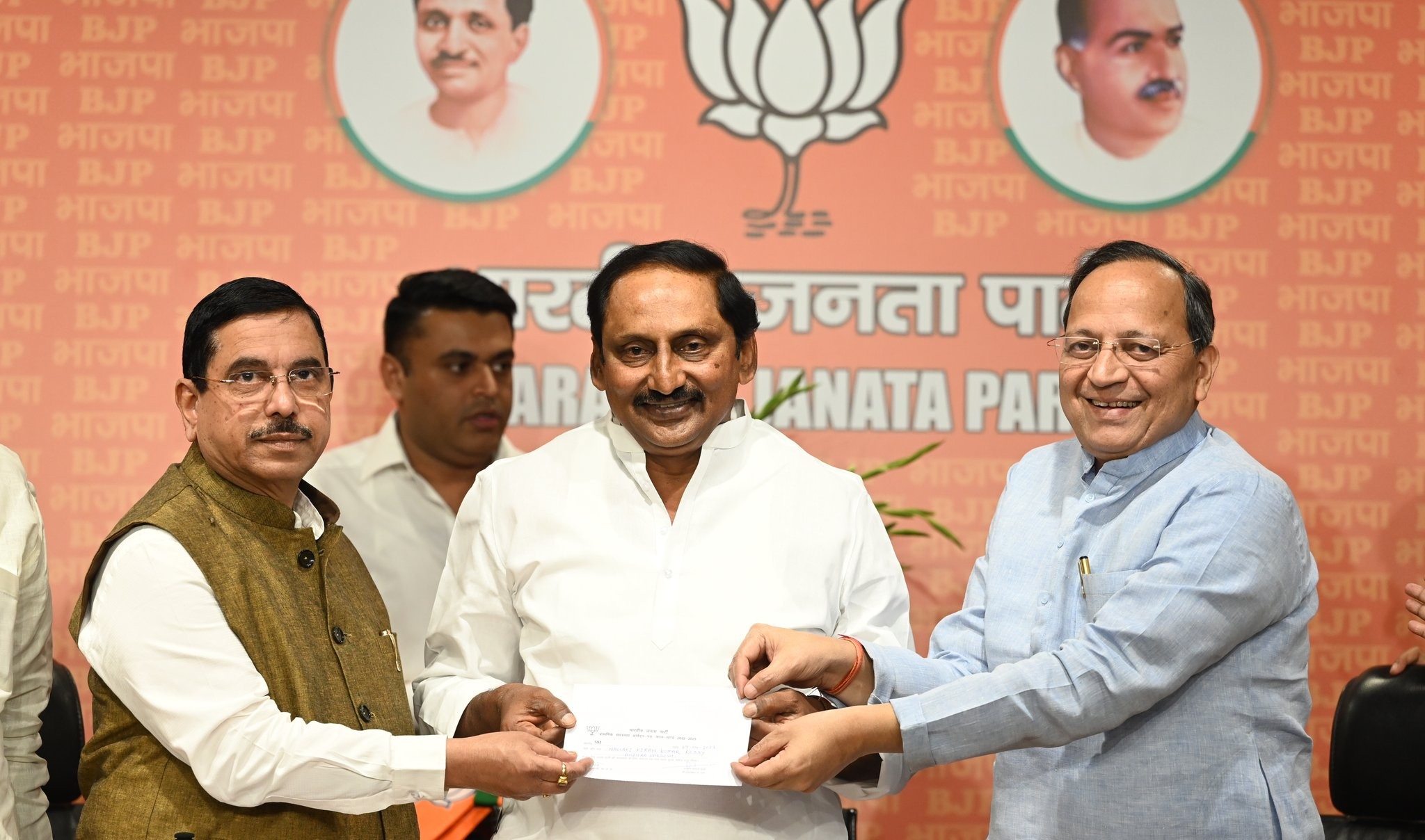 ఎక్కడా కనిపించని నల్లారి... ఎక్కడా కనిపించని నల్లారి...