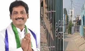 ఎమ్మెల్యే వస్తున్నాడని గ్రామం ఖాళీ... ఎమ్మెల్యే వస్తున్నాడని గ్రామం ఖాళీ...