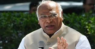 కాంగ్రెస్ ను చూసి బీజేపీ భయపెడుతుంది కాంగ్రెస్ ను చూసి బీజేపీ భయపెడుతుంది