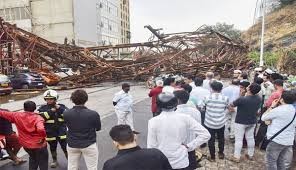 హోర్డింగ్ కూలి 14 మంది మృతి హోర్డింగ్ కూలి 14 మంది మృతి