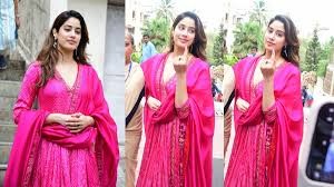 ఓటు వేసిన శ్రీదేవి కూతురు 'జాన్వీ కపూర్' ఓటు వేసిన శ్రీదేవి కూతురు 'జాన్వీ కపూర్'