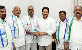 జగన్ పార్టీలోకి ఉద్యోగ సంఘ నేతలు జగన్ పార్టీలోకి ఉద్యోగ సంఘ నేతలు