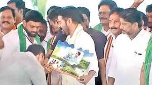 రేవంత్ కాళ్లకు మొక్కిన ఐఏఎస్ రేవంత్ కాళ్లకు మొక్కిన ఐఏఎస్