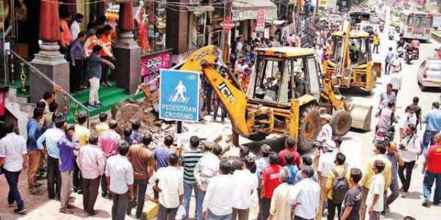 ఆక్రమణలలో ఫుట్ పాత్ లు