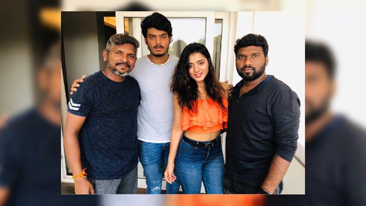 గోవాలో షూటింగ్ జరుపుకుంటున్న ఆకాశ్ పూరి `రొమాంటిక్` గోవాలో షూటింగ్ జరుపుకుంటున్న ఆకాశ్ పూరి `రొమాంటిక్`