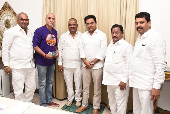 ఊల్లాల ఊల్లాల చిత్ర బృందానికి శుభాకాంక్షలు తెలిపిన తెలంగాణ ఐ.టి మినిస్టర్ కేటీఆర్ ఊల్లాల ఊల్లాల చిత్ర బృందానికి శుభాకాంక్షలు తెలిపిన తెలంగాణ ఐ.టి మినిస్టర్ కేటీఆర్