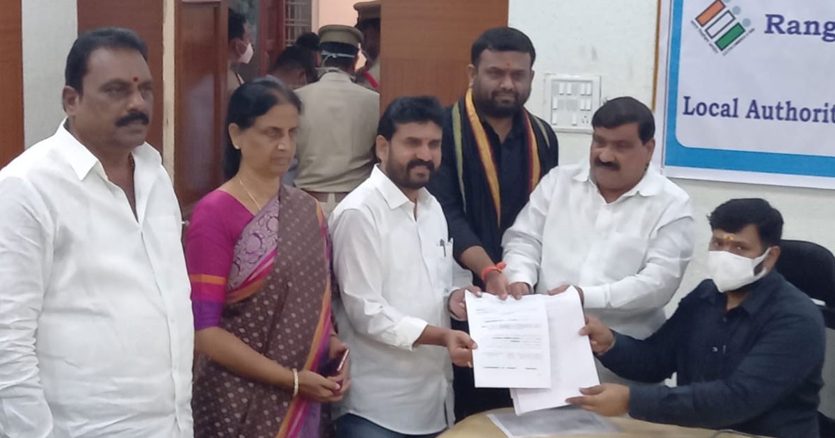 తెరాస ఎమ్మెల్సీలకు బీ ఫార్మ్ అందజేత తెరాస ఎమ్మెల్సీలకు బీ ఫార్మ్ అందజేత
