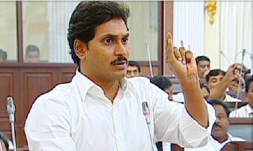 అప్పట్లో కోడి కత్తి.. ఇప్పుడు విలాపం అప్పట్లో కోడి కత్తి.. ఇప్పుడు విలాపం