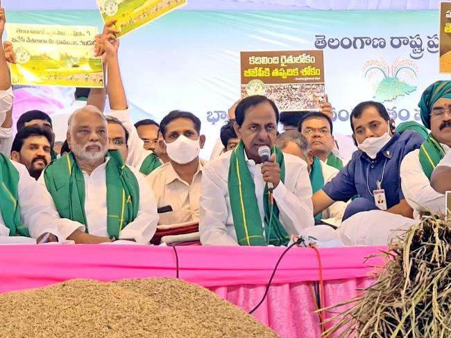 ధాన్యం కొనుగోలు విషయంలో కేంద్రం వైఖరిని నిరసిస్తూ టీఆర్ఎస్ మహా దర్నా ధాన్యం కొనుగోలు విషయంలో కేంద్రం వైఖరిని నిరసిస్తూ టీఆర్ఎస్ మహా దర్నా