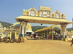 మహనంది దేవస్థానం లో అంత మాయ భక్తుడు ఇచ్చిన హరం.. రికార్డు లో ఎక్కని వైనం. మహనంది దేవస్థానం లో అంత మాయ భక్తుడు ఇచ్చిన హరం.. రికార్డు లో ఎక్కని వైనం.