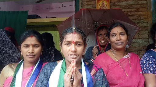 ఘన విజయం సాధించిన 26వ డివిజన్ వైకాపా అభ్యర్థిని బూడిద సుప్రజా సంబరాలు చేసుకున్న డివిజన్ నాయకులు ఘన విజయం సాధించిన 26వ డివిజన్ వైకాపా అభ్యర్థిని బూడిద సుప్రజా సంబరాలు చేసుకున్న డివిజన్ నాయకులు