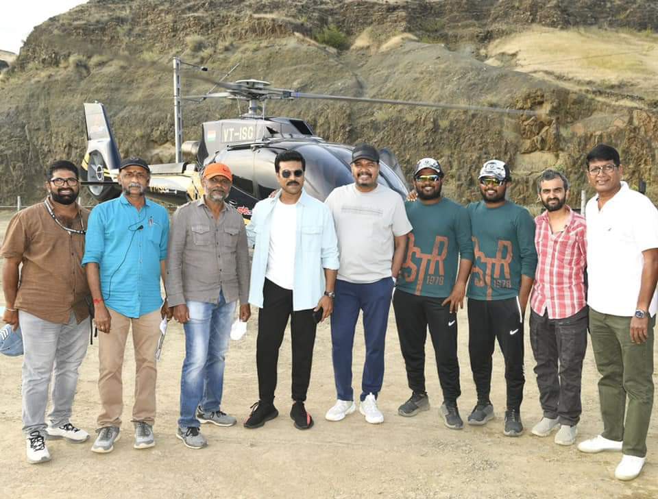 మెగాపవర్స్టార్ రామ్చరణ్, స్టార్ డైరెక్టర్ శంకర్ కాంబినేషన్లో శ్రీ వెంకటేశ్వర క్రియేషన్స్ నిర్మిస్తోన్న భారీ పాన్ ఇండియా మూవీ RC15 తొలి షెడ్యూల్ పూర్తి మెగాపవర్స్టార్ రామ్చరణ్, స్టార్ డైరెక్టర్ శంకర్ కాంబినేషన్లో శ్రీ వెంకటేశ్వర క్రియేషన్స్ నిర్మిస్తోన్న భారీ పాన్ ఇండియా మూవీ RC15 తొలి షెడ్యూల్ పూర్తి