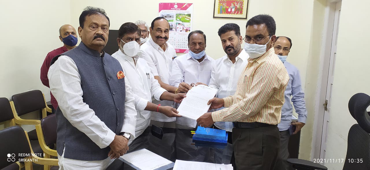 మాజీ కలెక్టర్ వెంకట్రామిరెడ్డి పై కాంగ్రెస్ నేతల ఫిర్యాదు మాజీ కలెక్టర్ వెంకట్రామిరెడ్డి పై కాంగ్రెస్ నేతల ఫిర్యాదు