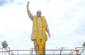 కాశీపురం జంక్షన్లో అర్ధరాత్రి పూట వైఎస్సార్ విగ్రహం కాశీపురం జంక్షన్లో అర్ధరాత్రి పూట వైఎస్సార్ విగ్రహం