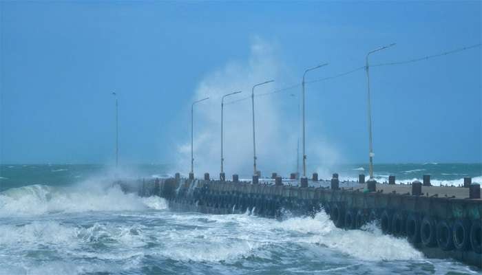 ఏపీలో తీరం అల్లకల్లోలం ఏపీలో తీరం అల్లకల్లోలం